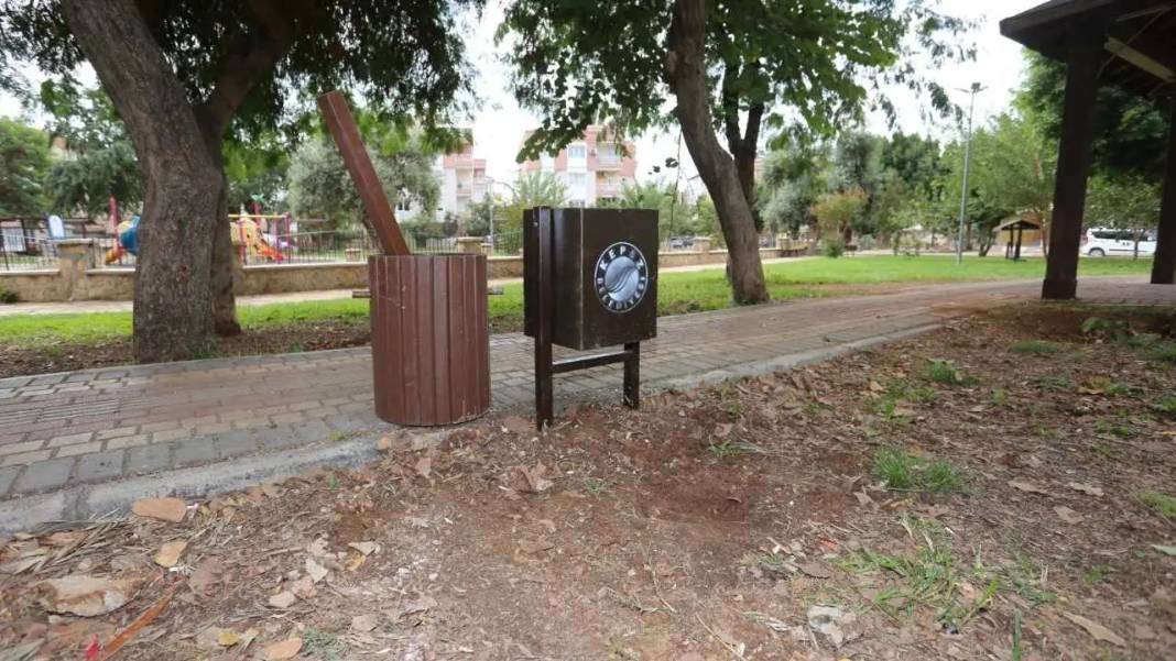 Kepez’de Ahşap Çöp Kovaları Tarih Oluyor! 2